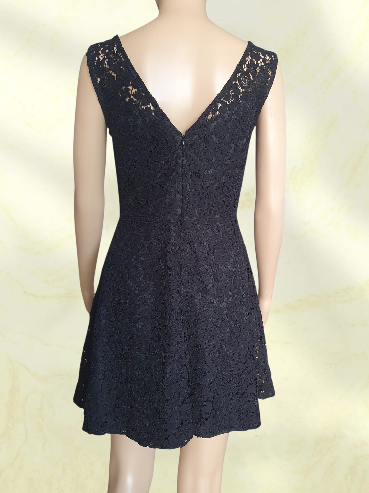 Petite Robe Noire en Dentelle Florale - Coupe Patineuse Chic T36