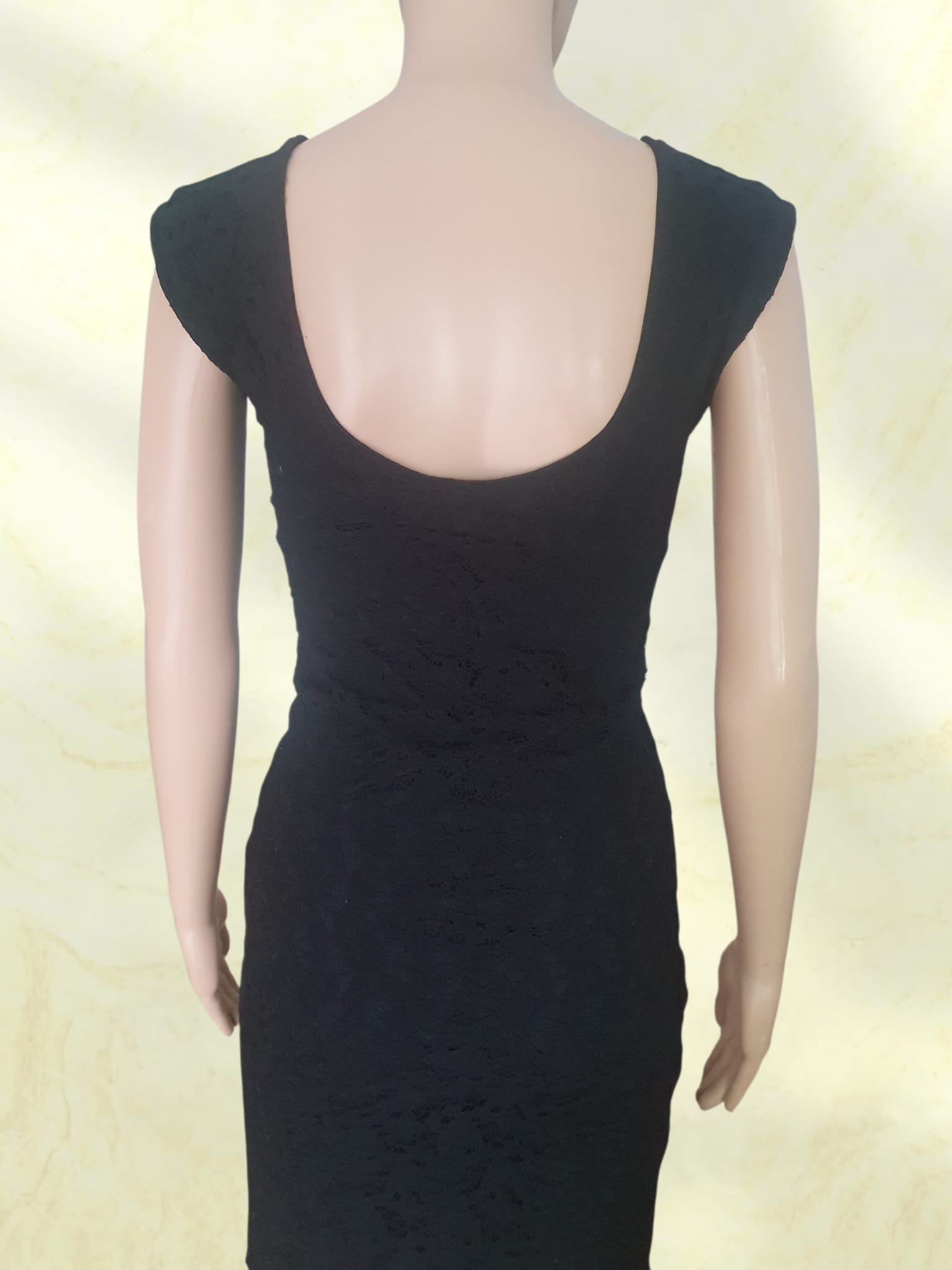 Petite Robe Noire en Dentelle Fleurie – Coupe Ajustée & Dos Échancré – T34