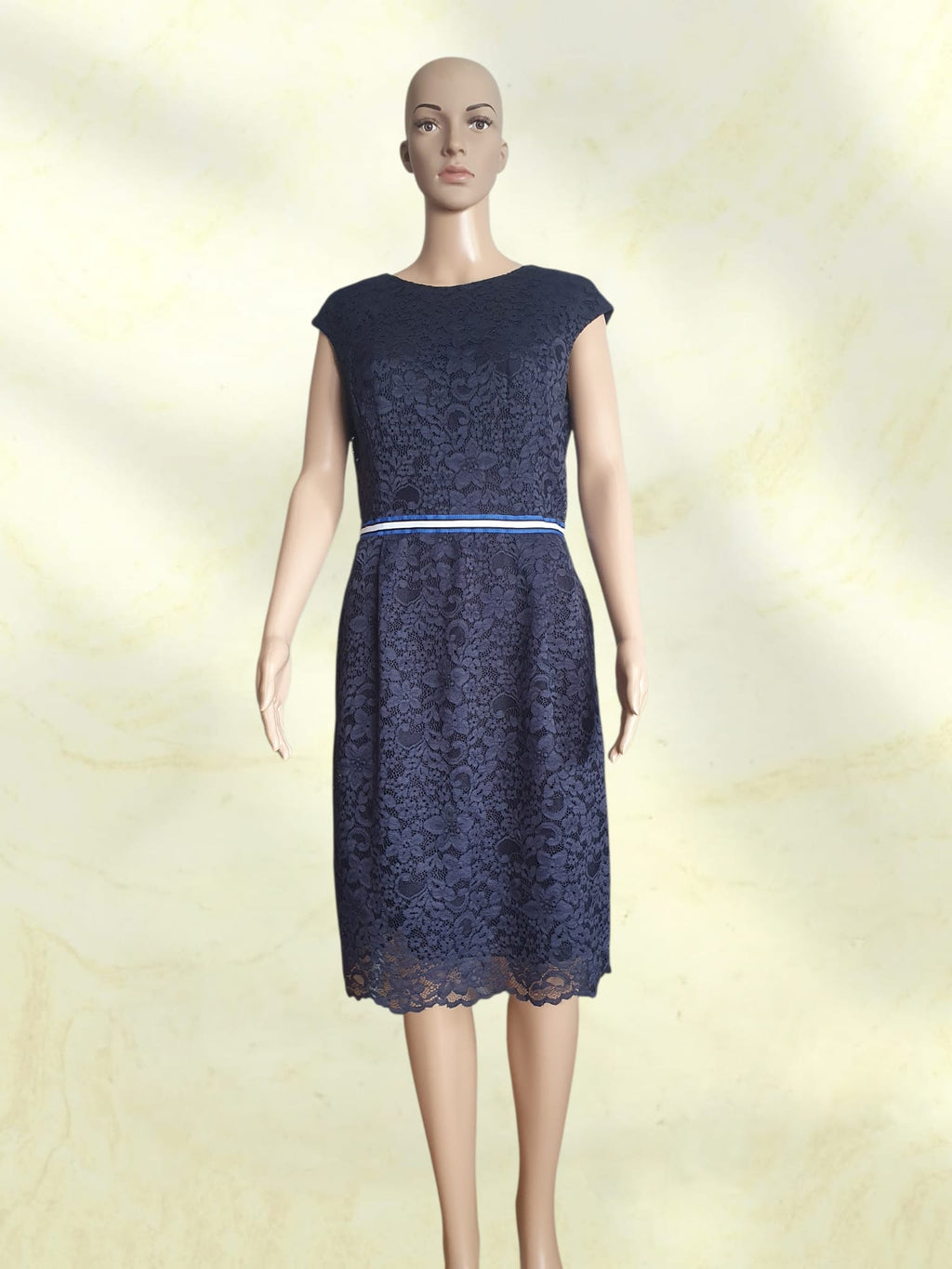 Robe Fourreau en Dentelle Bleu Marine KOOKAÏ – Chic & Cérémonie – Taille 38