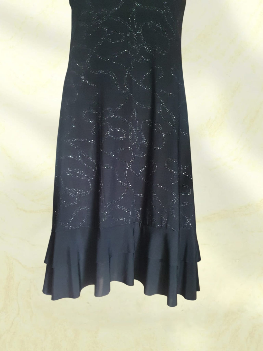 Robe de Soirée Noire Évasée à Épaules Dénudées – Motifs Pailletés et Volants T44