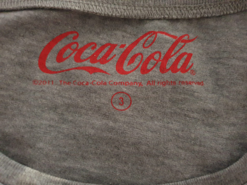 T-shirt Femme Coca-Cola Cherry Vintage 2011 – Détails Sequins & Look Rétro T36