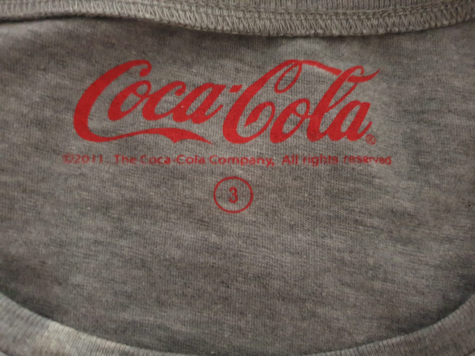 T-shirt Femme Coca-Cola Cherry Vintage 2011 – Détails Sequins & Look Rétro T36