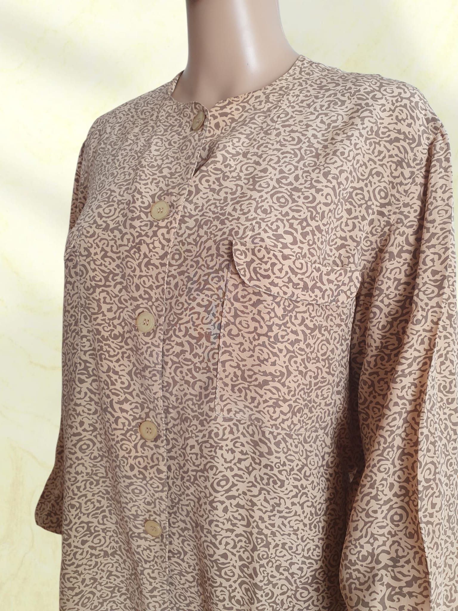 Chemise Vintage Apostrophe en Soie Beige et Marron – Fabriquée en France – Taille 44