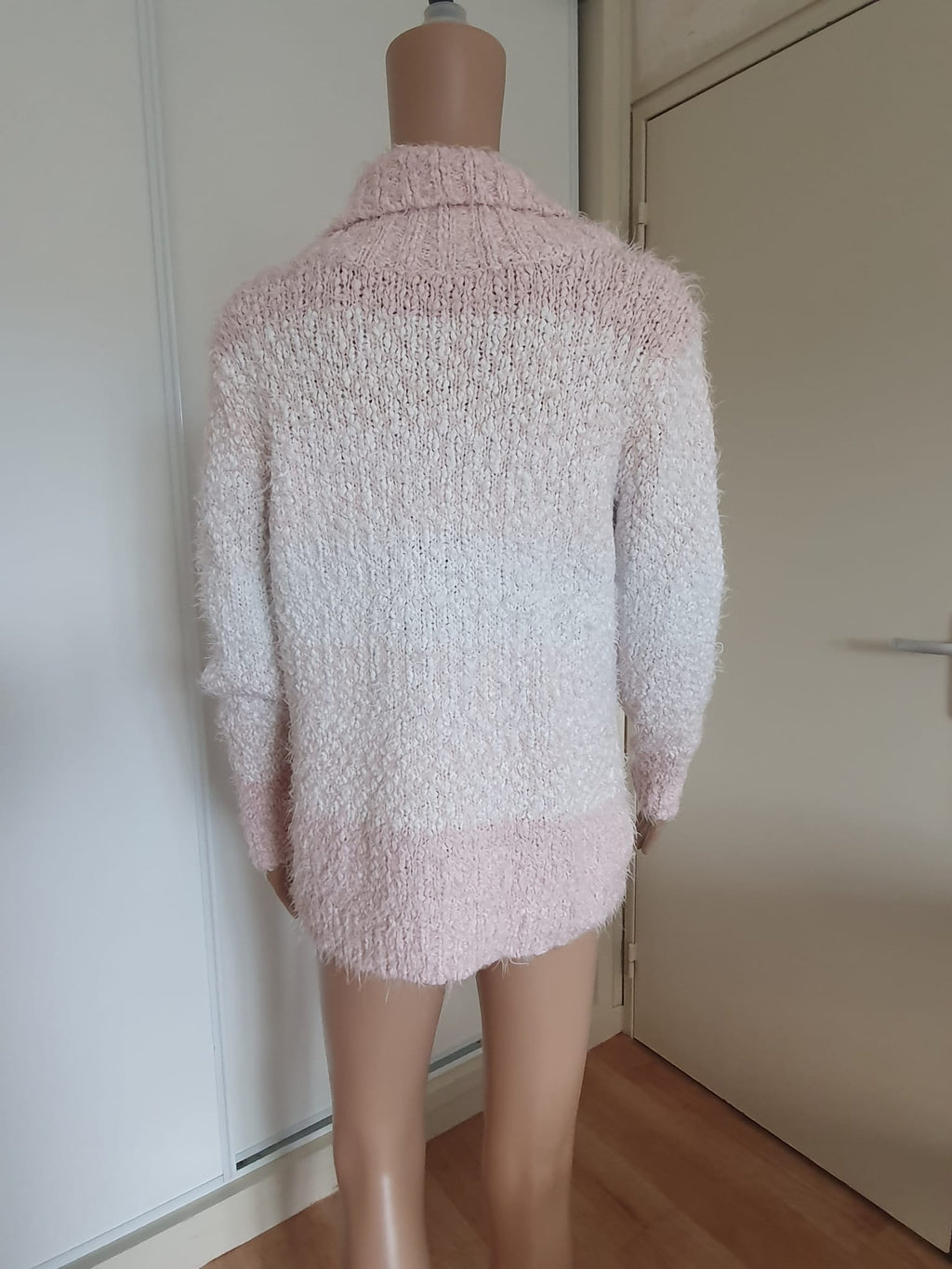 Pull Femme Doudou Rose et Blanc – Col Cheminée Moelleux et Tendance T40