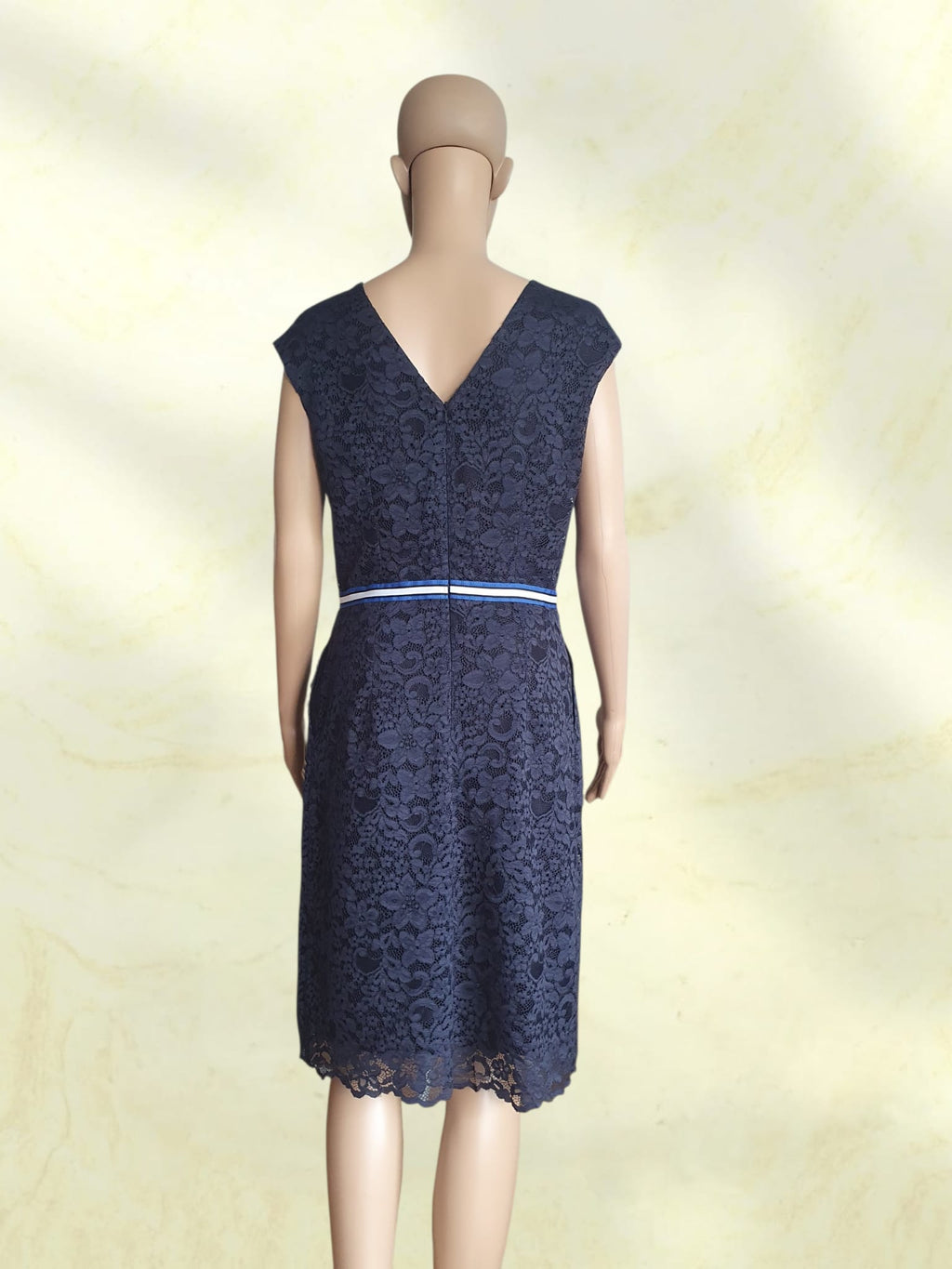 Robe Fourreau en Dentelle Bleu Marine KOOKAÏ – Chic & Cérémonie – Taille 38